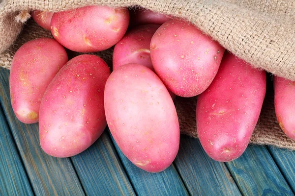 黄麻布の袋の赤いジャガイモ — ストック写真