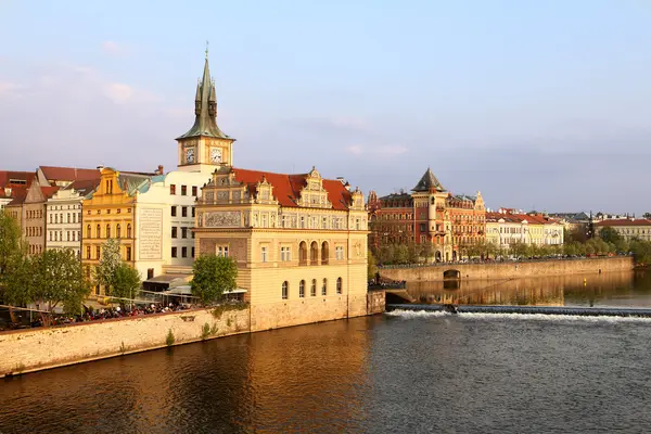 Старый город старинная архитектура и причал реки Влтавы в Праге — стоковое фото