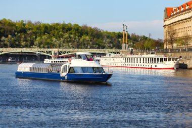 Turist tekne Vltava Nehri üzerinde yüzen.