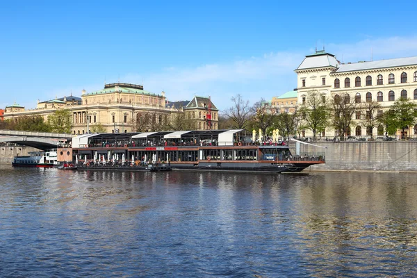 Quay no centro de Praga. Restaurante no navio do rio — Fotografia de Stock