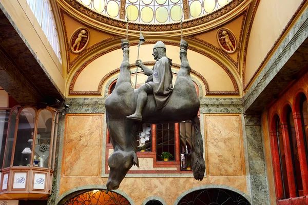Sanatçı David Cerny tarafından heykel 