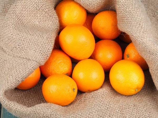 Laranjas em saco de serapilheira — Fotografia de Stock