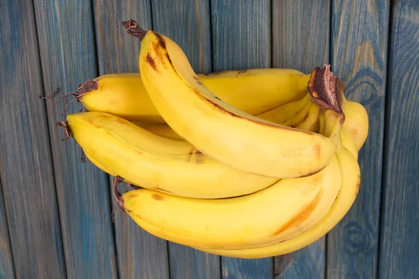 Plátanos sobre una mesa de madera — Foto de Stock