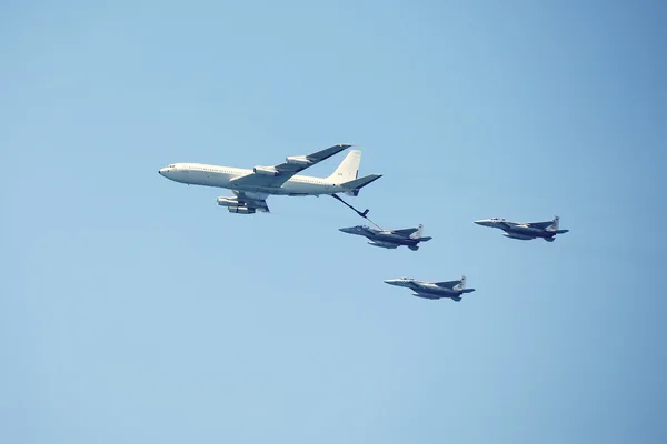 An F-15 & Boeing 707 demonstrate an in flight refuel — Stock Photo, Image