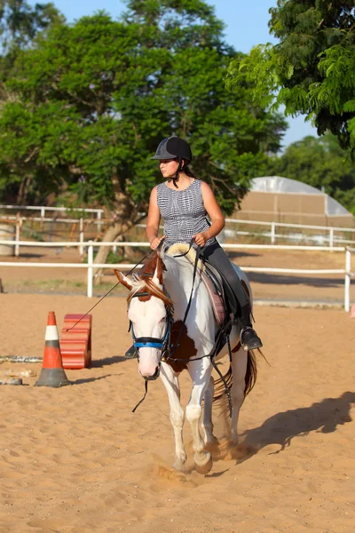 Klein meisje is het berijden van een paard — Stockfoto