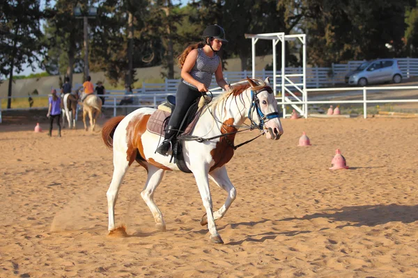 Девочка-подросток едет на лошади — стоковое фото