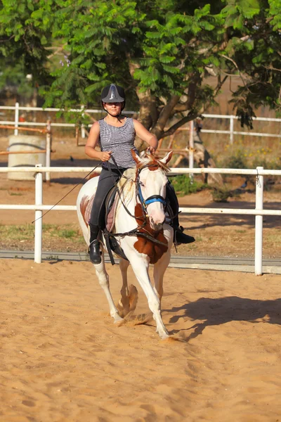 Klein meisje is het berijden van een paard — Stockfoto