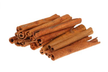 Beyaz arkaplanda tarçın