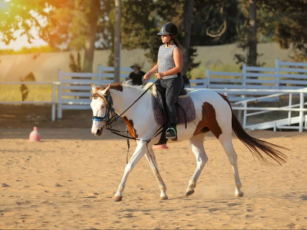 Tiener meisje is het berijden van een paard — Stockfoto