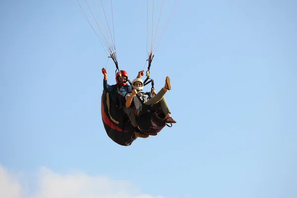Paralotniarstwo w śródziemnomorskich nieba — Zdjęcie stockowe