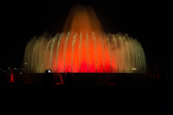 Волшебное световое шоу Fountain в Барселоне — стоковое фото