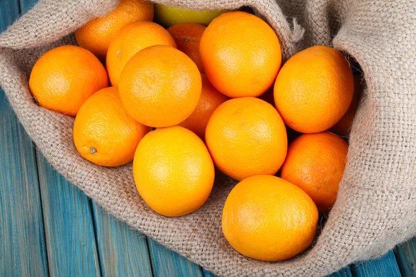 Laranjas em saco de serapilheira — Fotografia de Stock