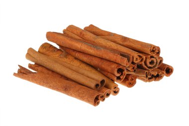 Beyaz arkaplanda tarçın