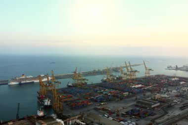 oading malların dok ve liman Barcelon terminal cruise