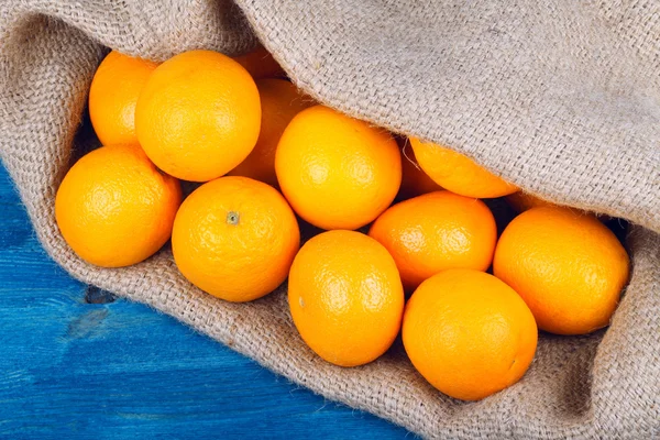 在麻布袋橙子 — 图库照片