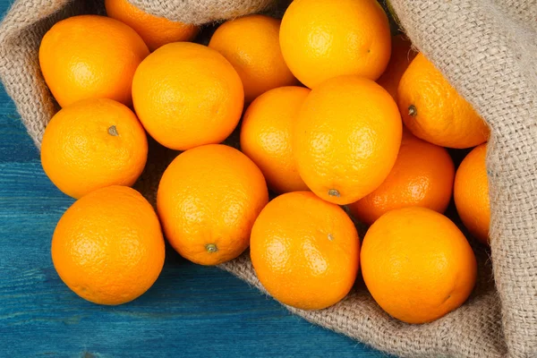 Laranjas recém-colhidas em saco de serapilheira — Fotografia de Stock