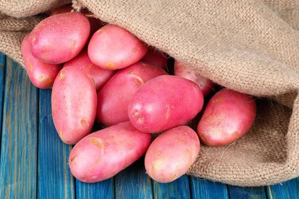 Aardappelen in jute zak — Stockfoto