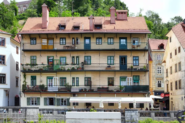 Oude stad embankment in Ljubljana — Stockfoto