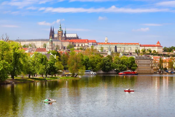 Ponte Carlos e Castelo de Praga a partir do rio Vltava, República Checa — Fotografia de Stock