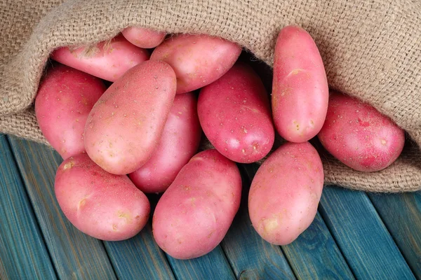Rode aardappelen in jute zak — Stockfoto