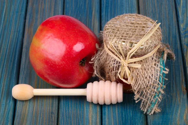 Miel y manzana sobre mesa de madera — Foto de Stock