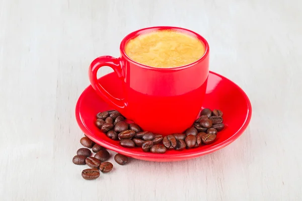 Kopje koffie met koffiebonen — Stockfoto