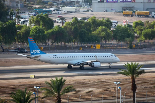 Israeliska flygbolag Embraer Erj-195ar före avgång från den en — Stockfoto