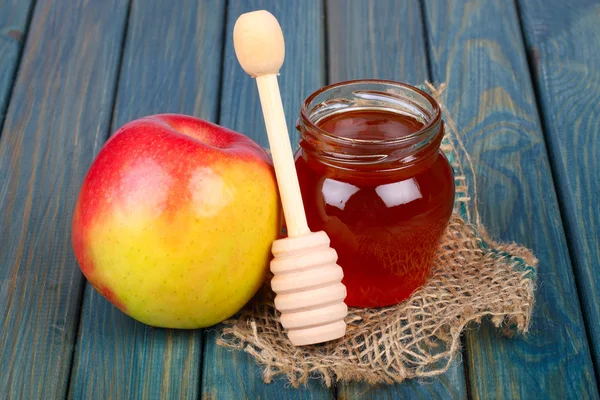 Honing en apple op houten tafel — Stockfoto