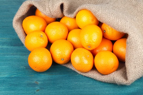 Sinaasappels in jute zak — Stockfoto