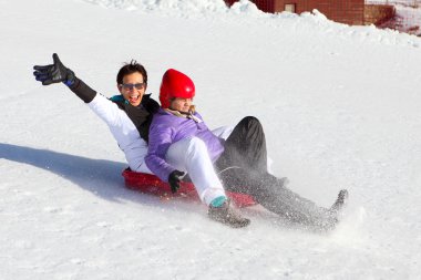 Anne ve kızı atlı kızak zevk yolculuğu.