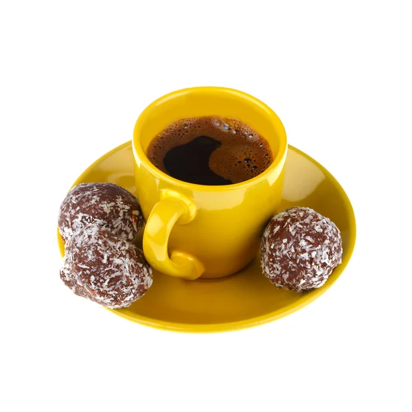 Чашка кави з шоколадними кульками ізольовані на білому Стокова Картинка