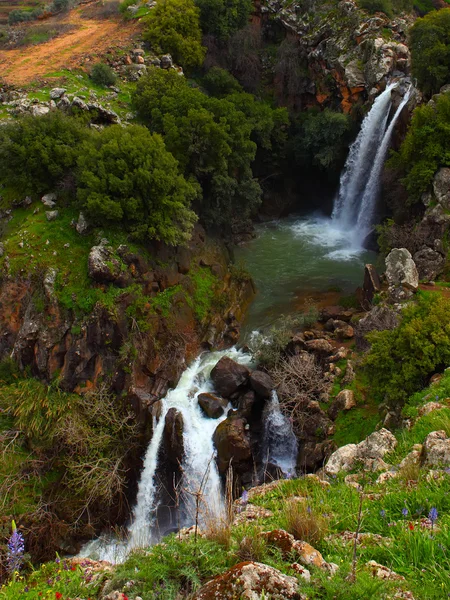 Saar vattenfall under våren på Golanhöjderna (Israel). — Stockfoto