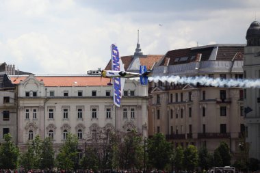 BUDAPEST, HUNGARY - 24 Haziran 2018: Hafif Spor Uçakları Budapeşte kentindeki halka açık hava gösterisi sırasında Tuna Nehri üzerinde uçuyor.