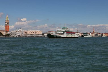 Venedik, İtalya - 27 Nisan 2019 Venedik 'te St. Mark' s Campanile 'i geçen büyük bir gemi. Venedik, İtalya 