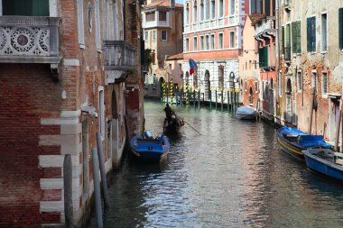 Venedik, İtalya 'da gondolları ve eski evleri olan geleneksel dar kanal caddeleri. 