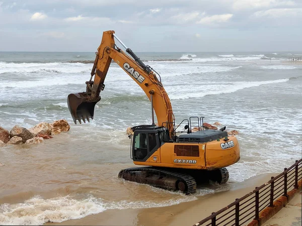 Netania Israele Gennaio 2021 Giornata Invernale Sulla Costa Netanya Escavatore Immagine Stock