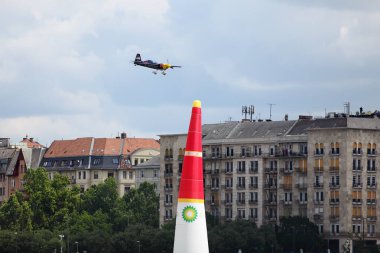 BUDAPEST, HUNGARY - 24 Haziran 2018: Hafif Spor Uçakları Budapeşte kentindeki halka açık hava gösterisi sırasında Tuna Nehri üzerinde uçuyor.