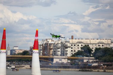 BUDAPEST, HUNGARY - 24 Haziran 2018: Hafif Spor Uçakları Budapeşte kentindeki halka açık hava gösterisi sırasında Tuna Nehri üzerinde uçuyor.
