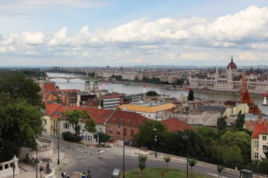 BUDAPEST, HUNGARY - 24 Haziran 2018: Budapeşte Kale Tepesi, Macaristan 'daki Balıkçı Kalesi terasından şehir Budapeşte manzarası