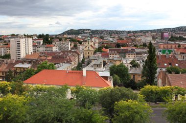 BUDAPEST, HUNGARY - 24 Haziran 2018: Budapeşte, Macaristan 'daki binaların ve çatıların havadan görünüşü.