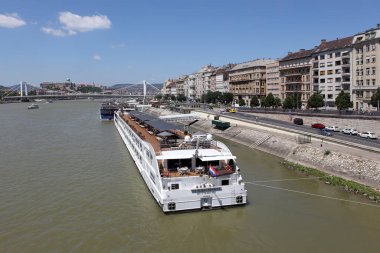 BUDAPEST, HUNGARY - 30 HAZİRAN 2018: seyir gemisi terminali. Buda ve Pest 'i Tuna Nehri' ne bağlayan Özgürlük Köprüsü 'nden görüntü.