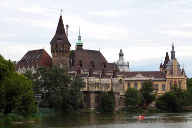 BUDAPEST, HUNGARY - 27 Haziran 2018 Vajdahunyad Kalesi Göl manzaralı. Budapeşte, Macaristan