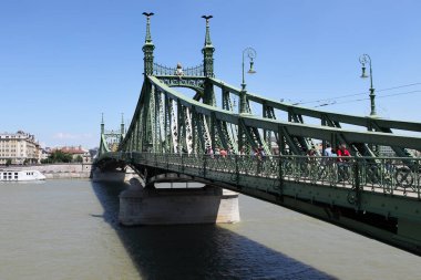 BUDAPEST, HUNGARY - 30 HAZİRAN 2018: Tuna Nehri üzerindeki Özgürlük veya Özgürlük Köprüsü. Budapeşte, Macaristan