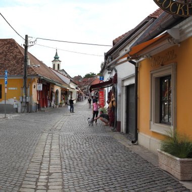 SZENTENDRE, HUNGARY - 29 Haziran 2018 Szentendre 'deki bir kaldırım taşı caddesi. Szentendre, Macaristan 'ın başkenti Budapeşte yakınlarındaki Tuna nehrinin kıyısında küçük, huzurlu bir kasabadır..