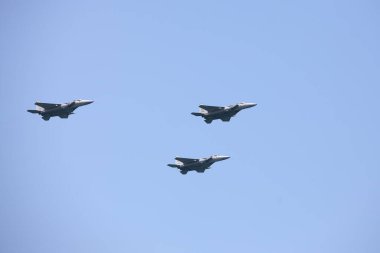 TEL AVIV, ISRAEL - 15 Nisan 2021: İsrail Hava Kuvvetleri F-15 uçakları bir Tel Aviv plajından görüldüğü üzere Akdeniz üzerinde uçuyorlar. Tel Aviv Hava Gösterisi İsrail 'in 2021 Bağımsızlık Günü' ne adanmıştır.
