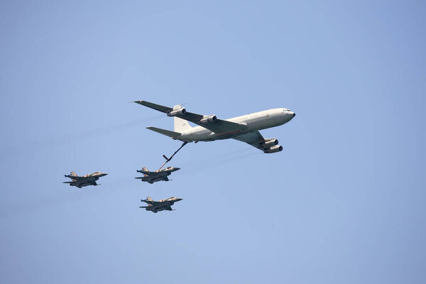 ТЕЛЬ-АВИВ - 15 апреля 2021 года: Заправщик Boeing 707 с тремя боевыми самолетами F-16 продемонстрировал в полете дозаправку на Тель-Авивском авиасалоне, посвященном Дню независимости Израиля в 2021 году 