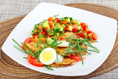 salata ve ızgara tavuk göğsü