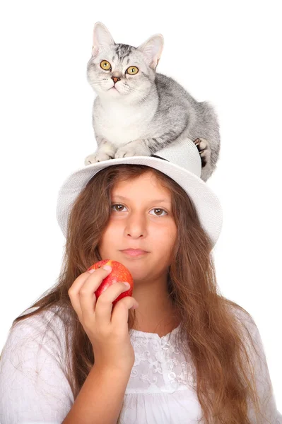 Kotě sedící na hlavě malá holčička — Stock fotografie