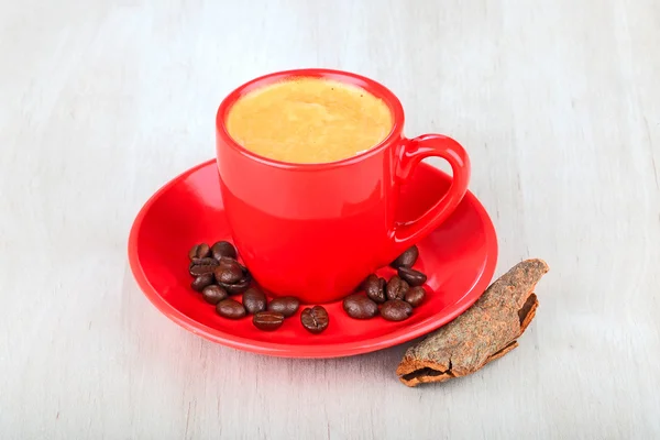 Kopje koffie met koffiebonen — Stockfoto