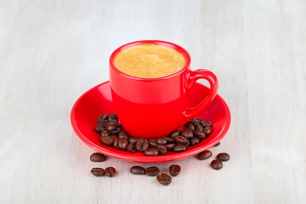 Tasse Kaffee mit Kaffeebohnen — Stockfoto